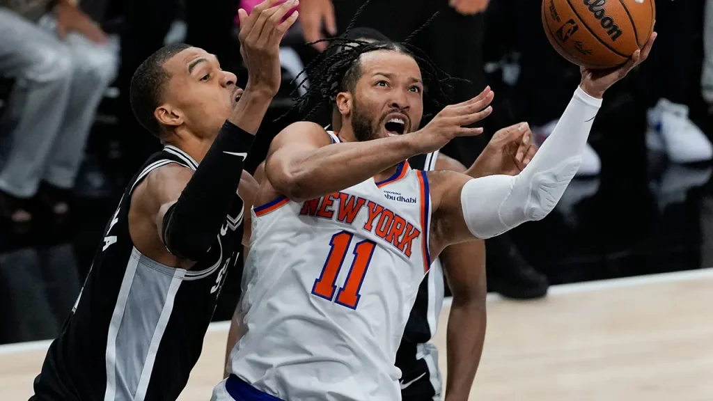 Jalen Brunson of the Knicks faces injury concern in first quarter of NBA Finals