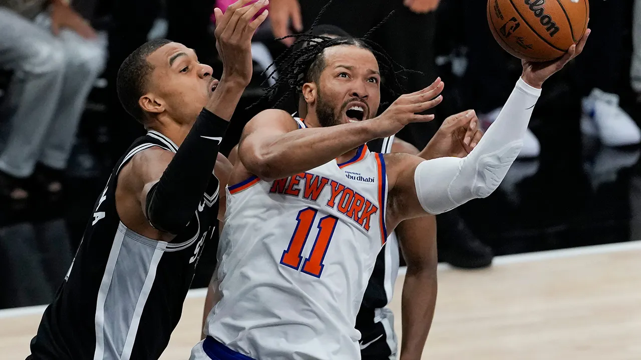 Jalen Brunson of the Knicks faces injury concern in first quarter of NBA Finals