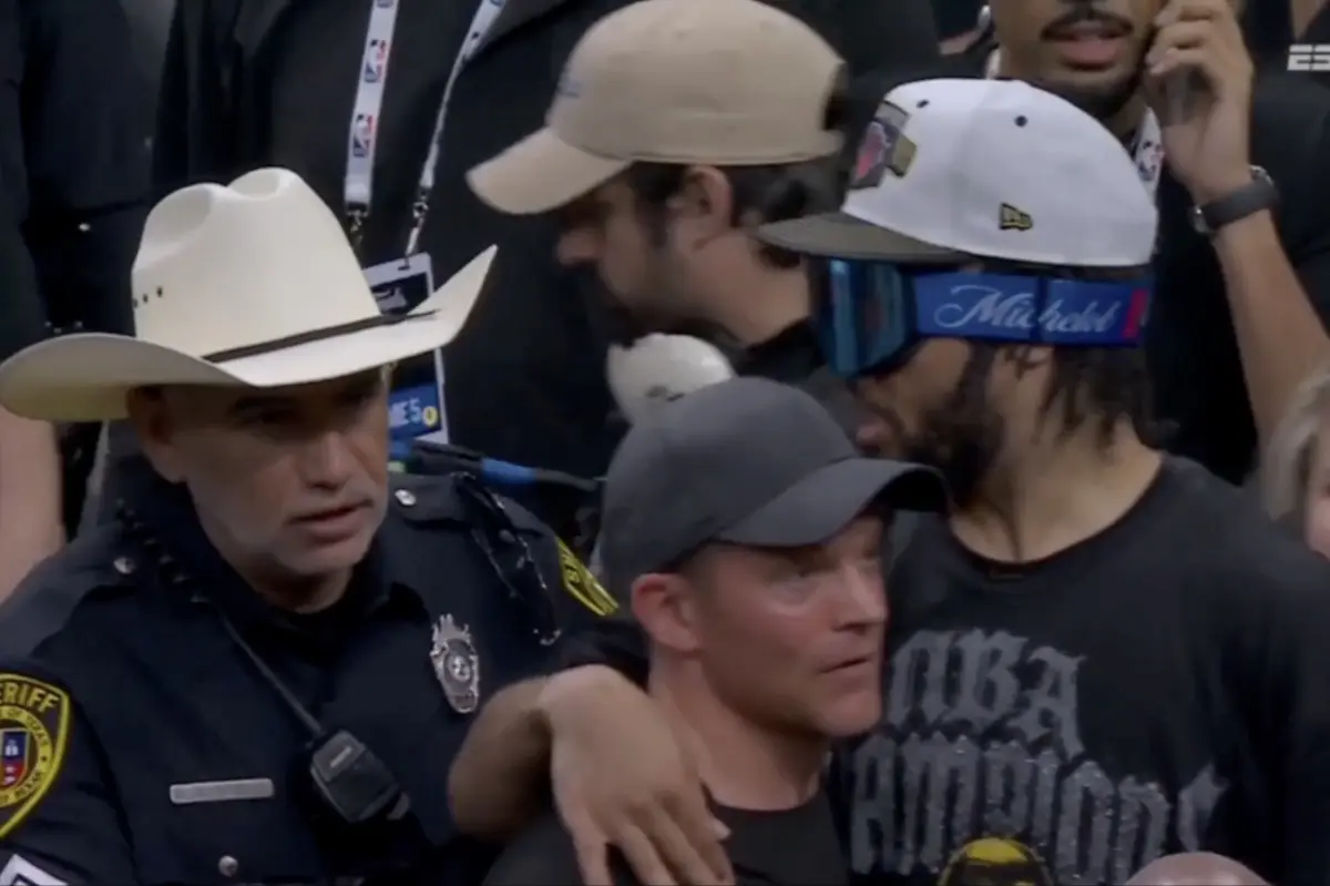 Jalen Brunson's strange encounter with a police officer during Knicks celebration: 'Don't push him'