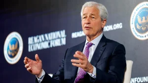 Jamie Dimon promises to oppose the cryptocurrency legislation, labels Coinbase CEO as insincere.