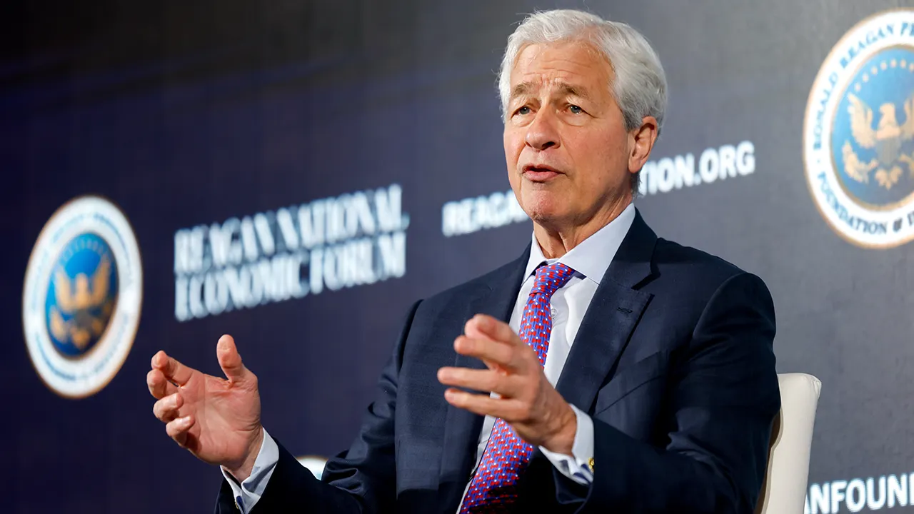 Jamie Dimon promises to oppose the cryptocurrency legislation, labels Coinbase CEO as insincere.