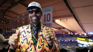 Knicks icon seen eating fries as if they were bone-in wings during NBA Finals, and fans are glued to the scene