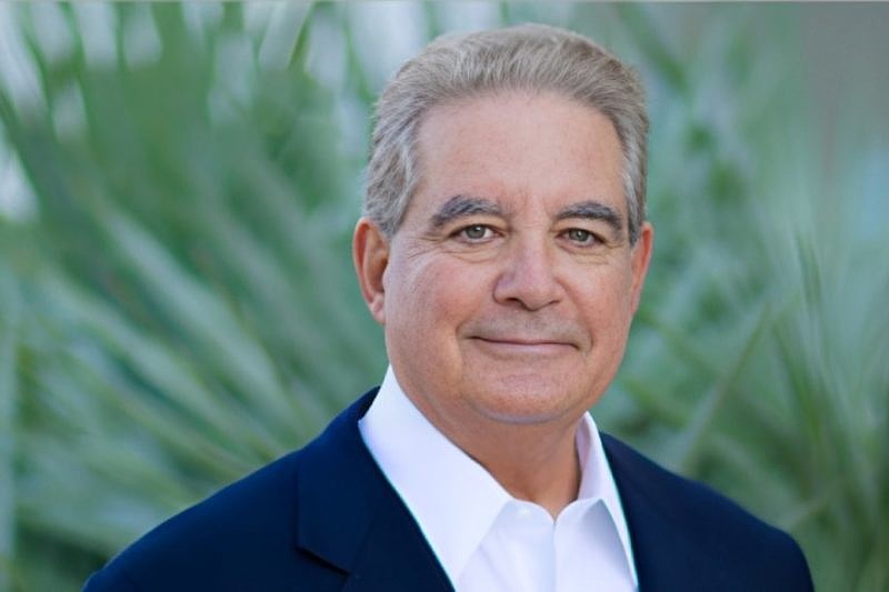 Leader of Sarasota trust company and former FDIC chair reveals retirement plans.