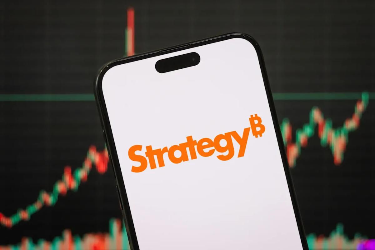 MSTR Stock Drops Significantly as Bitcoin Declines: Retail Sentiment is the Most Negative This Year