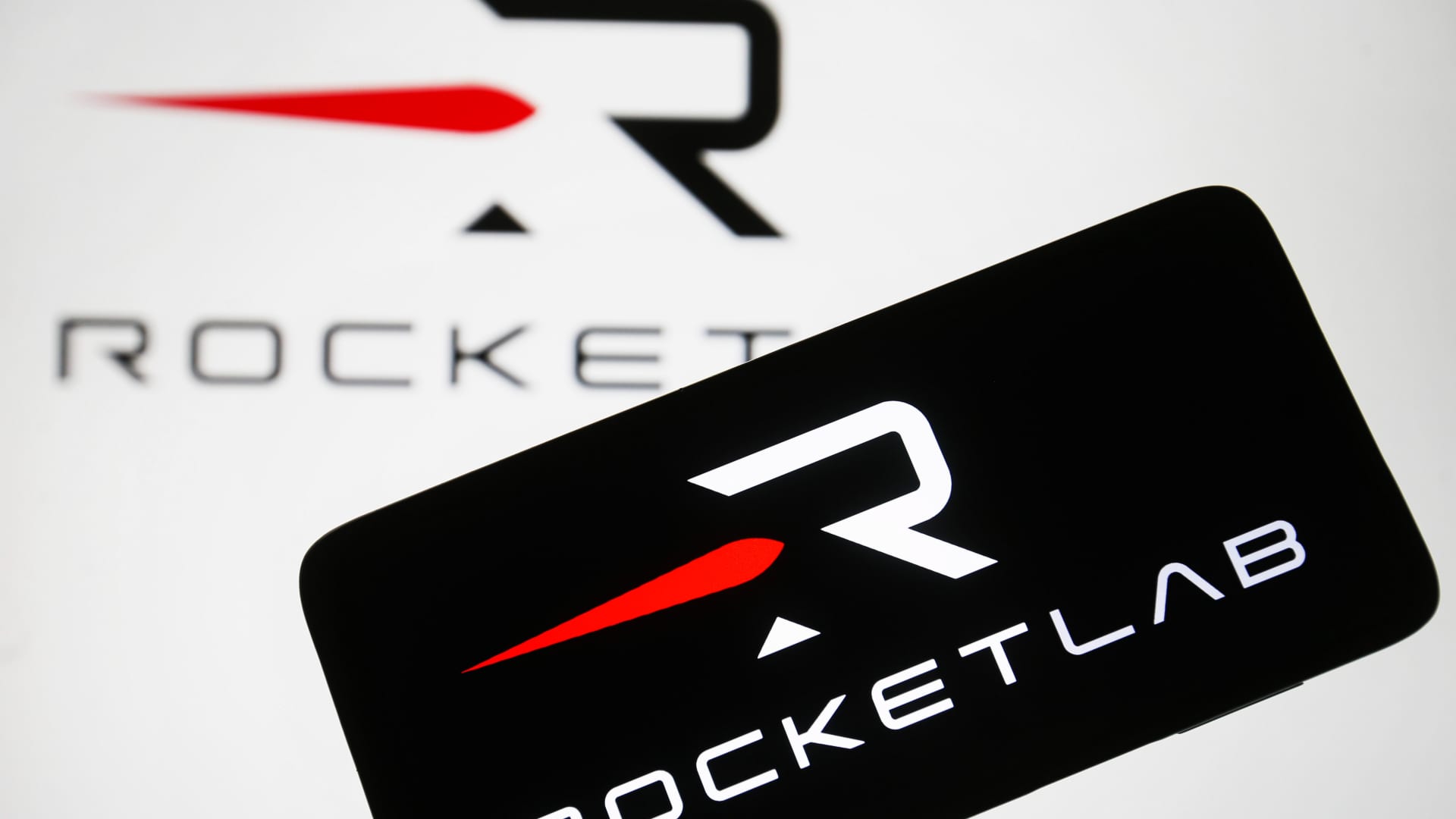Midday stocks experiencing the most significant changes: SpaceX, EchoStar, Adobe, Seagate Technology, Charles Schwab and others