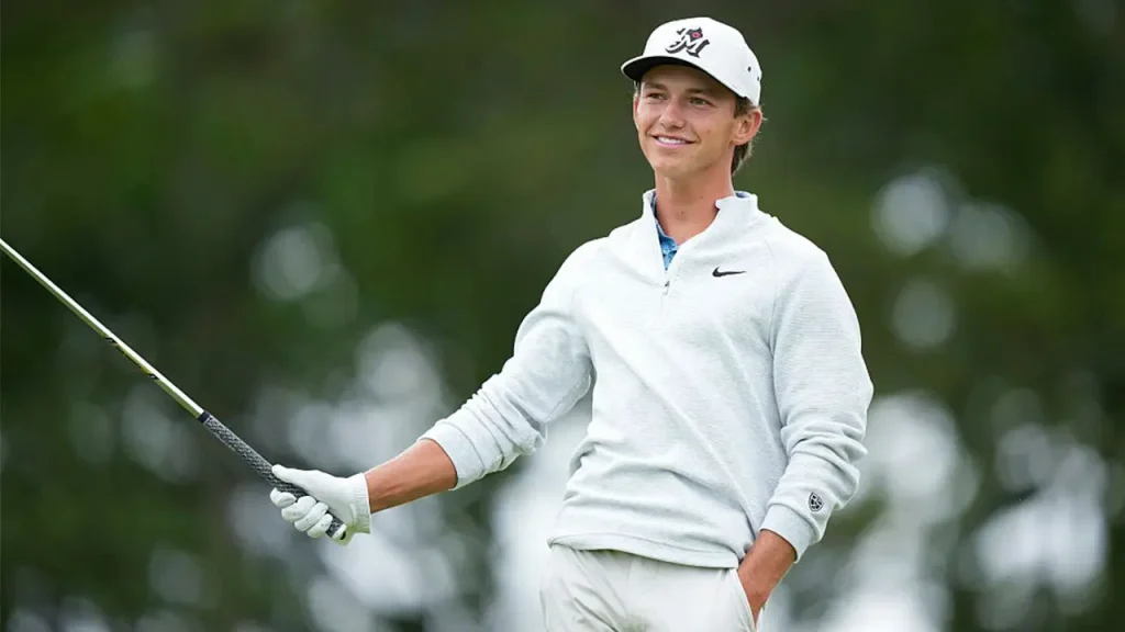 Miles Russell surprises his dad by taking on caddie responsibilities at the 18th hole of the U.S. Open.