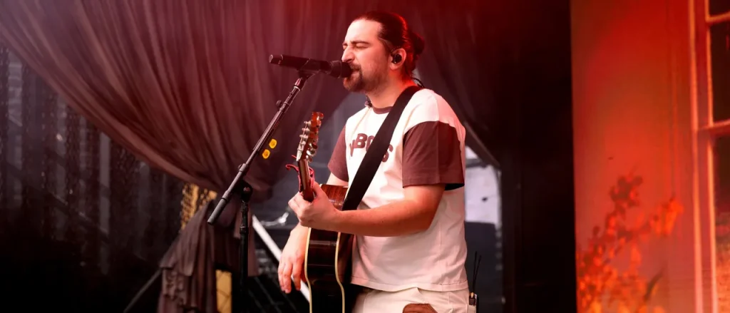 Noah Kahan Pleads with Fans to Avoid Accidents at His Concerts, Shares His Own Digestive Issues