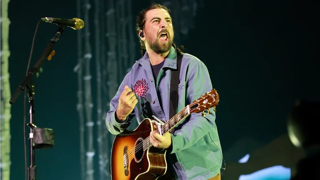 Noah Kahan alerts fans after finding waste on the floor during Philadelphia performance
