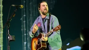 Noah Kahan alerts fans after finding waste on the floor during Philadelphia performance
