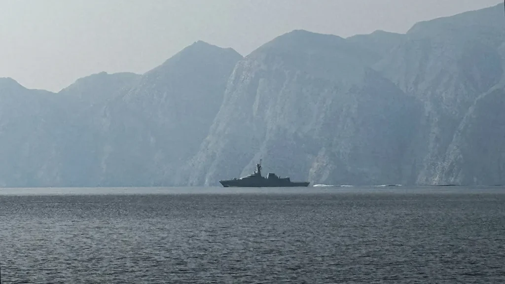 Oil prices fluctuate as investors anticipate US-Iran agreement to reopen the Strait of Hormuz.