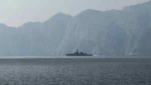 Oil prices fluctuate as investors anticipate US-Iran agreement to reopen the Strait of Hormuz.