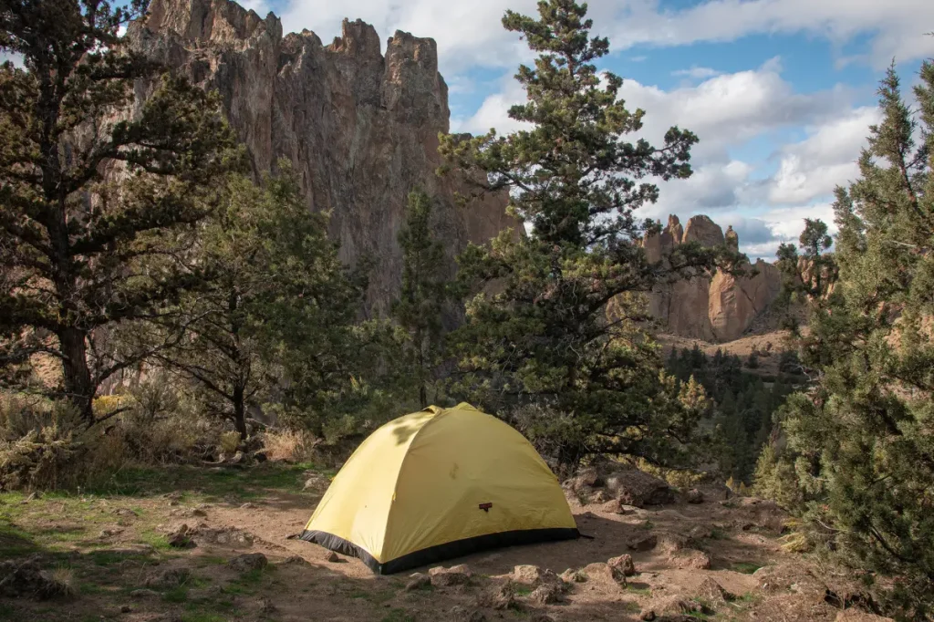 Oregon sex offender reportedly slashed a camping tent and abducted two women from a hiking path.