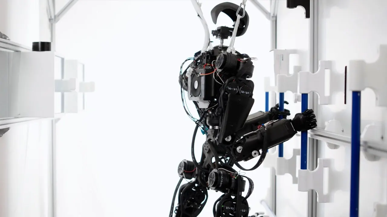 Robot with four arms designed for zero gravity may transform space travel