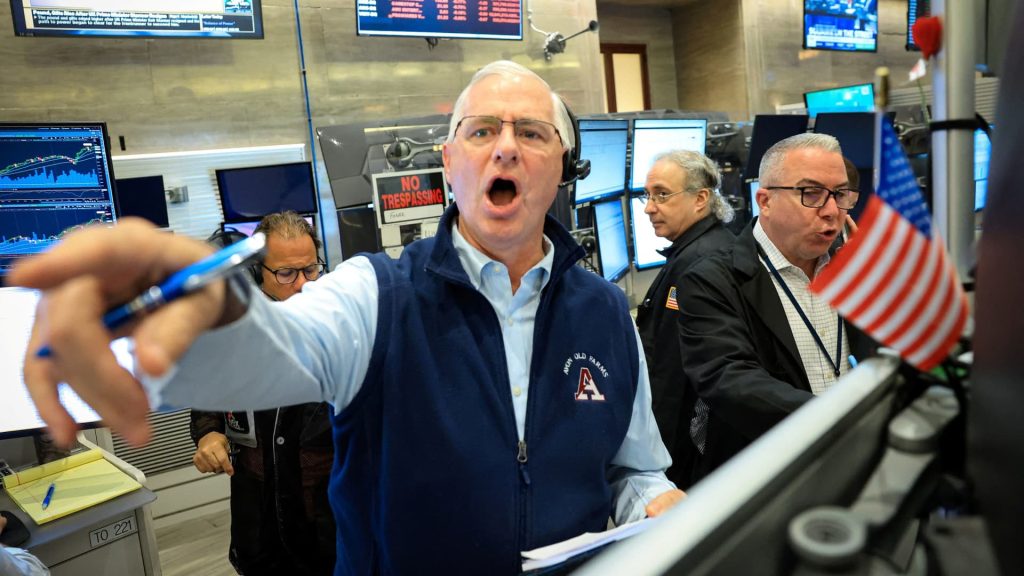 S&P 500 futures show little movement after technology sell-off affects overall market index: Live updates