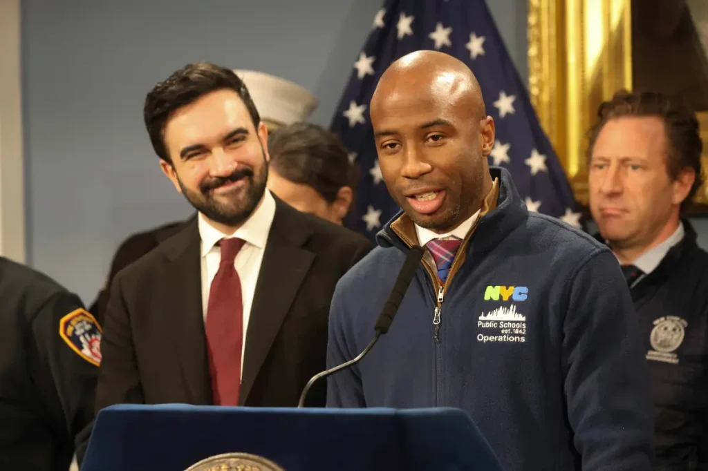 Schools chancellor in NYC may face criminal charges over no-bid contracts, according to expert.