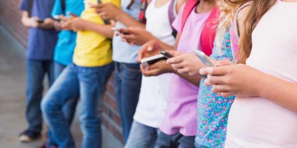 Schools in New York prohibited smartphones last year — and it appears to be a wise decision.