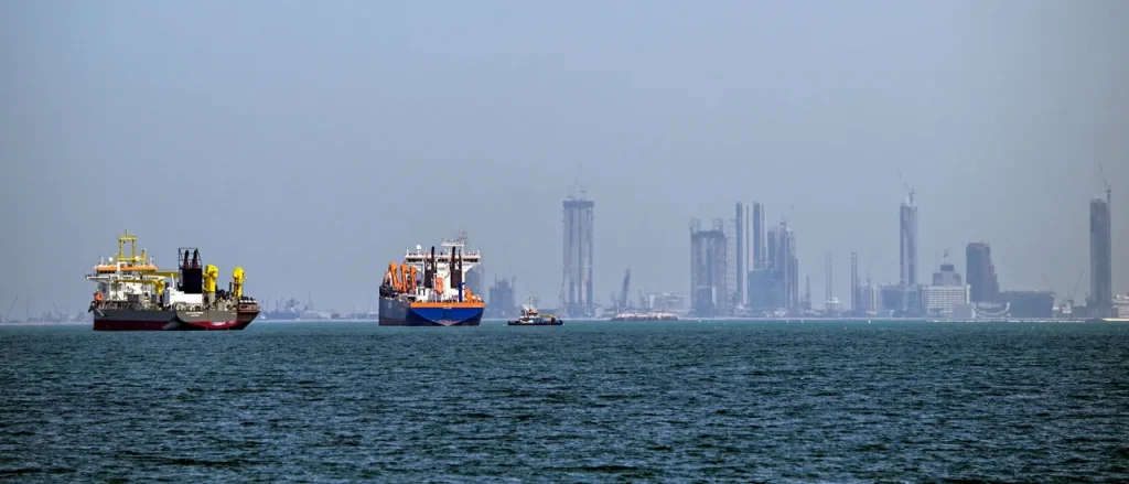 Shipping Tycoon Claims Iranian Fees Justified to Access Strait of Hormuz