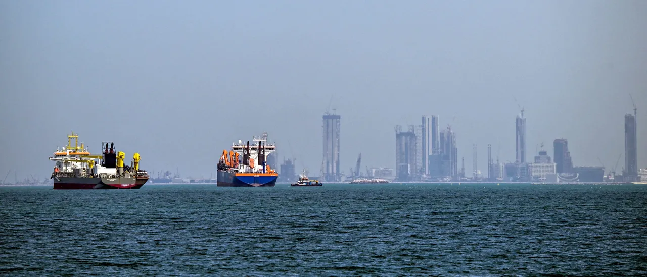 Shipping Tycoon Claims Iranian Fees Justified to Access Strait of Hormuz