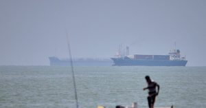 Tankers Keep Passing Through the Strait of Hormuz Despite Iranian Threats