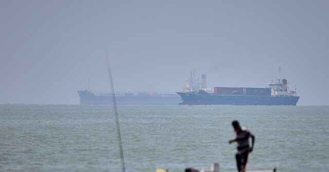 Tankers Keep Passing Through the Strait of Hormuz Despite Iranian Threats