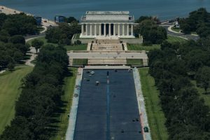 Trump introduces plan for walking path at Lincoln Memorial