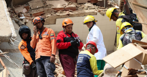 Venezuelans Using Phones as Flashlights and Spying App to Locate Earthquake Victims