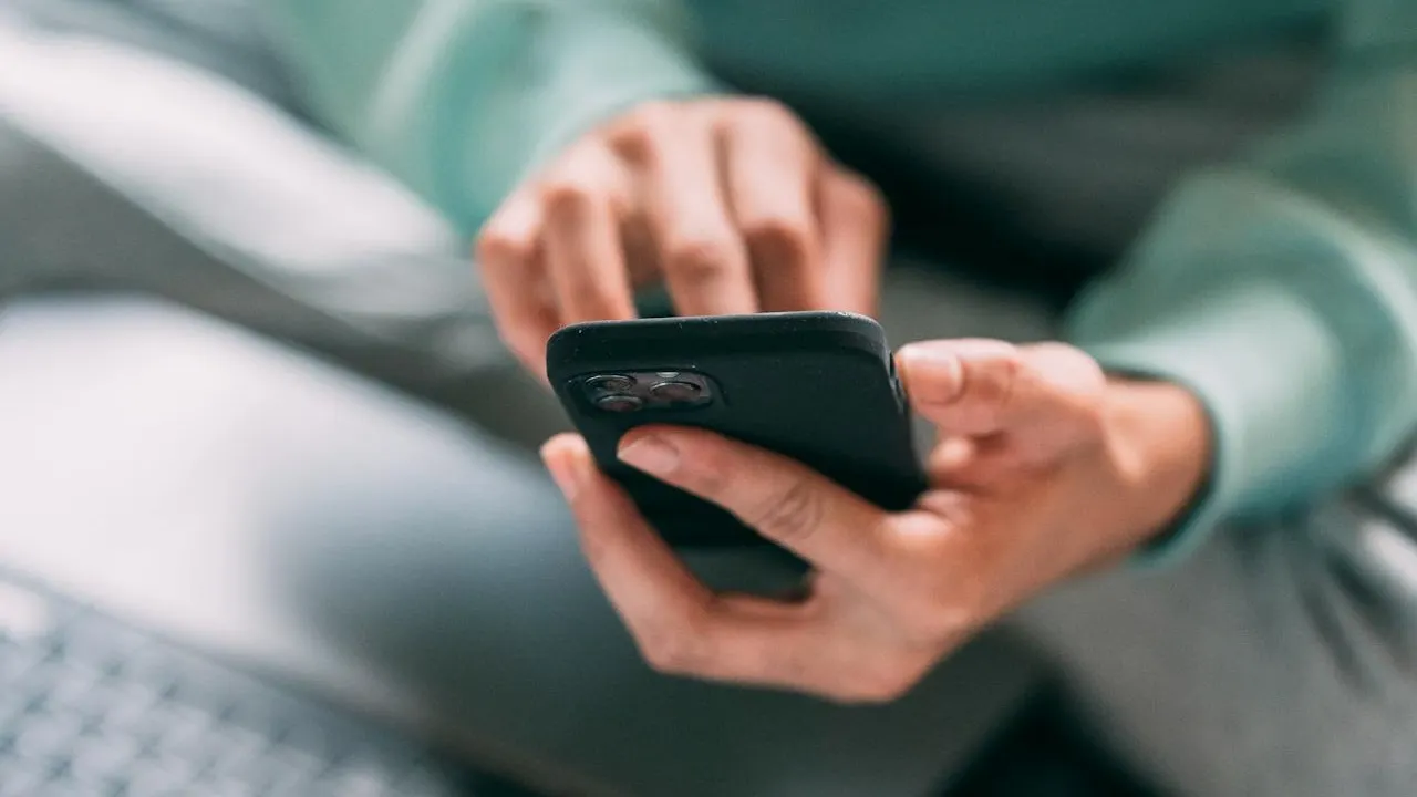 Scam text from unknown number deceives parents with a phony broken phone story