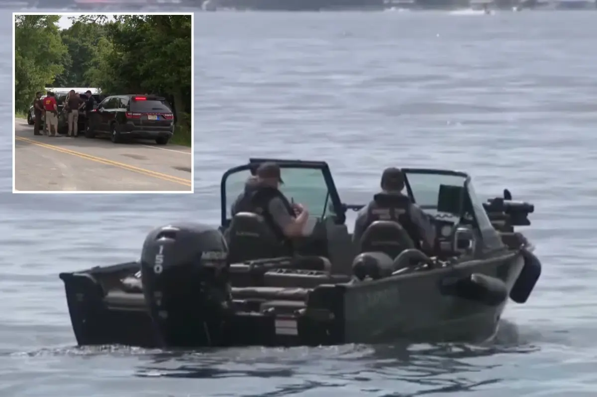 Storm causes the deaths of 3 capsized boaters while police save 7 in a popular tourist area in Wisconsin