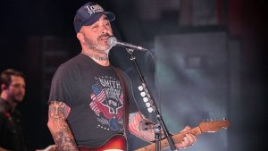 Aaron Lewis says the music industry abandoned him over political reasons