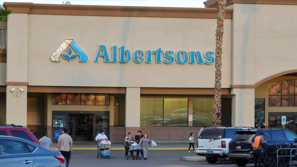 Albertsons lowers forecast due to cautious shoppers impacting grocery sales