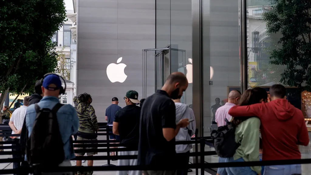Apple temporarily surpasses Nvidia as the most valuable company globally in the AI transition.