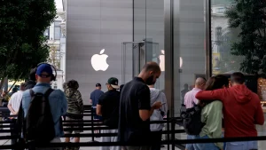 Apple temporarily surpasses Nvidia as the most valuable company globally in the AI transition.