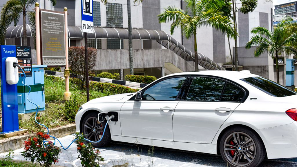 BMW recalls almost 30,000 hybrid cars due to risk of engine starter fires