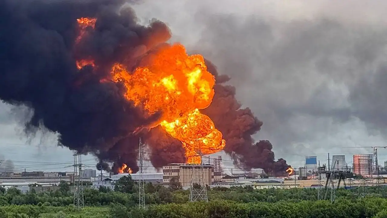 Drone and missile attacks from Ukraine reduce the production capacity of Russian oil refineries.