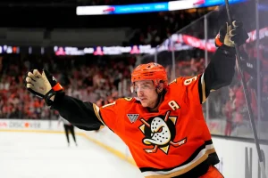 Ducks decide on Leo Carlsson after receiving $90 million offer sheet from Flyers
