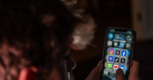 French Legislators Endorse Prohibition of Social Media for Those Under 15