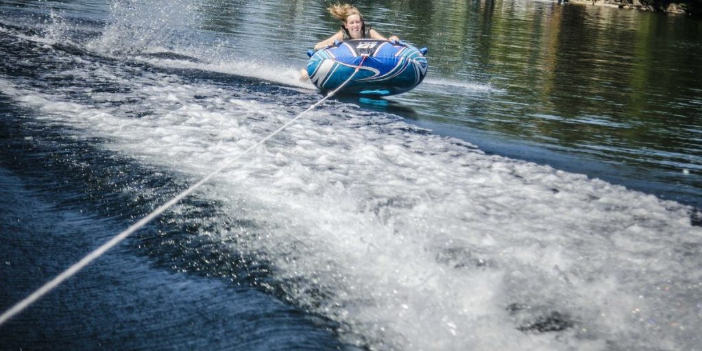 Heroic bystander rescued mother who lost both legs in serious boating accident, authorities report.