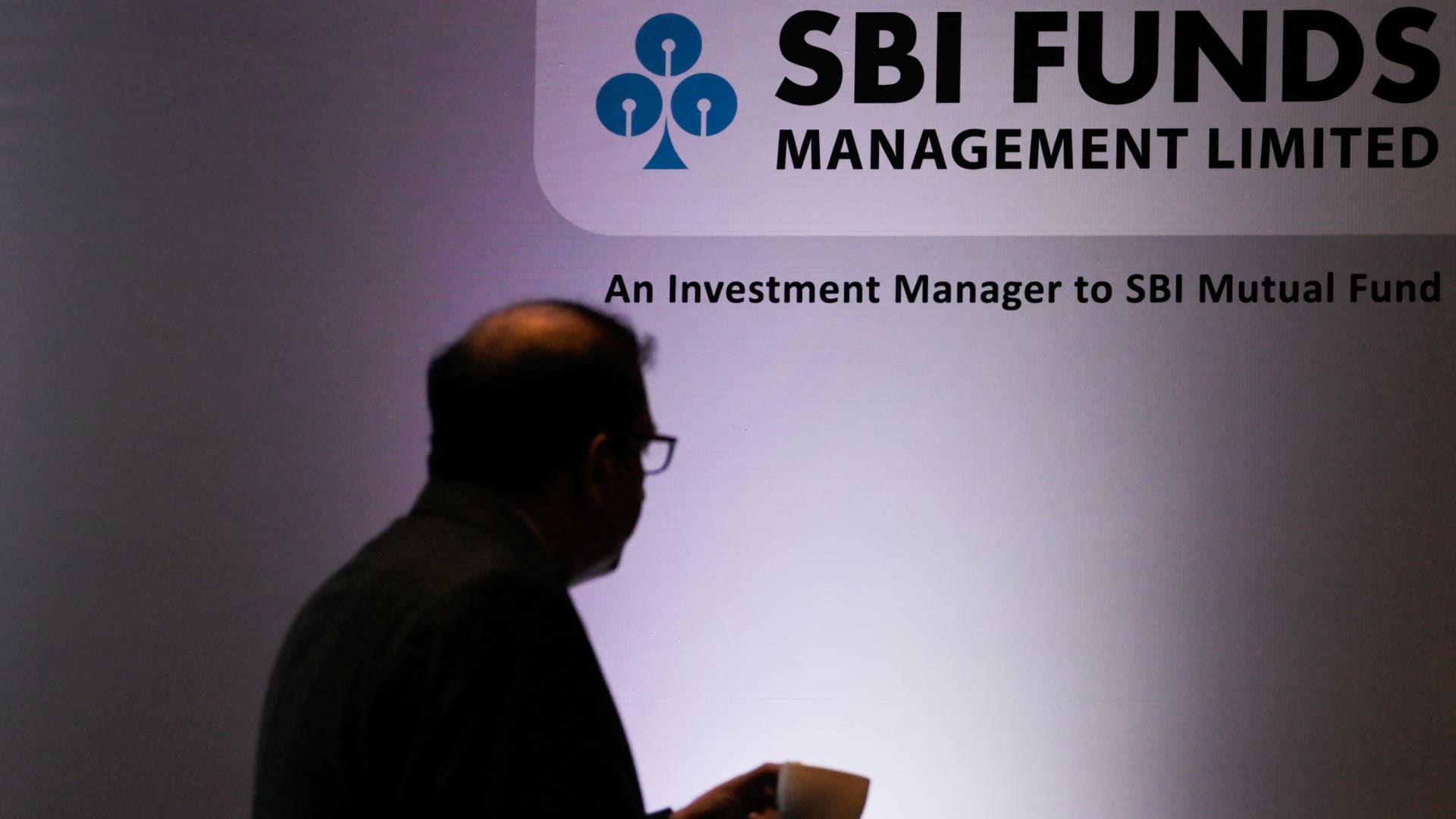 India's largest IPO this year attracts $31 billion in bids due to strong institutional interest.
