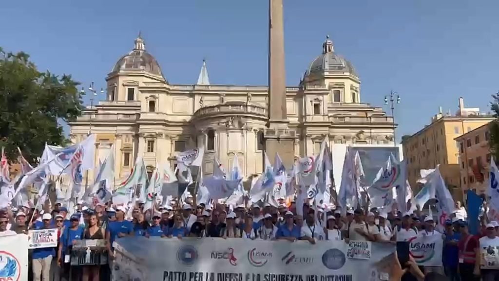 Italian soldiers and police demonstrate in Rome regarding salary issues