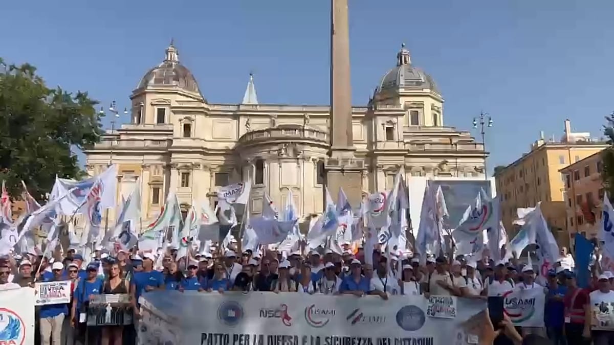 Italian soldiers and police demonstrate in Rome regarding salary issues