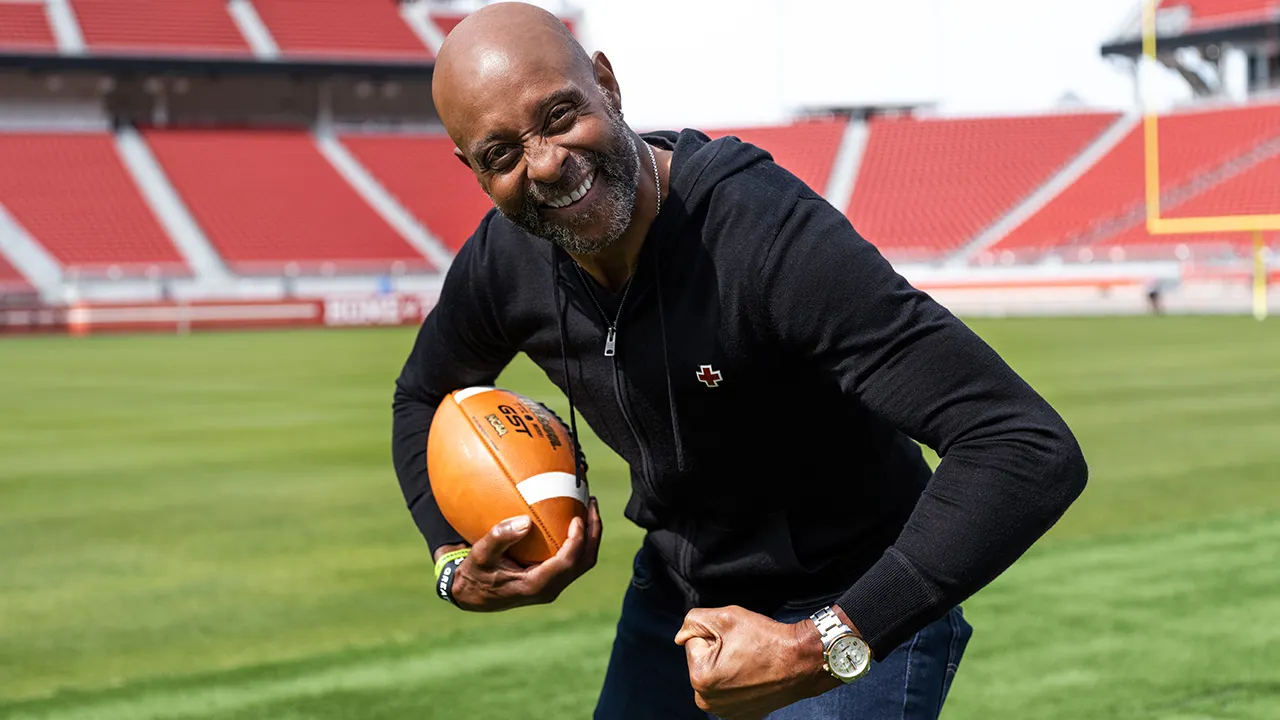 Jerry Rice rushes into gallery following taunts from a heckler at celebrity golf event