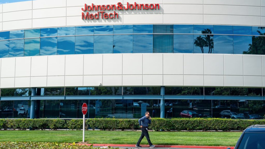 J&J achieves major success with its new robotic surgical system and reports strong earnings.