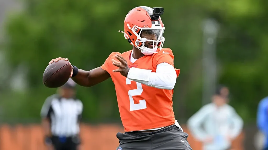 Joe Flacco criticized Shedeur Sanders for wearing a helmet visor last season, saying, 'You look like an idiot.'