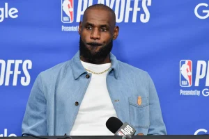 LeBron James does not give any free agency news at Fanatics Fest