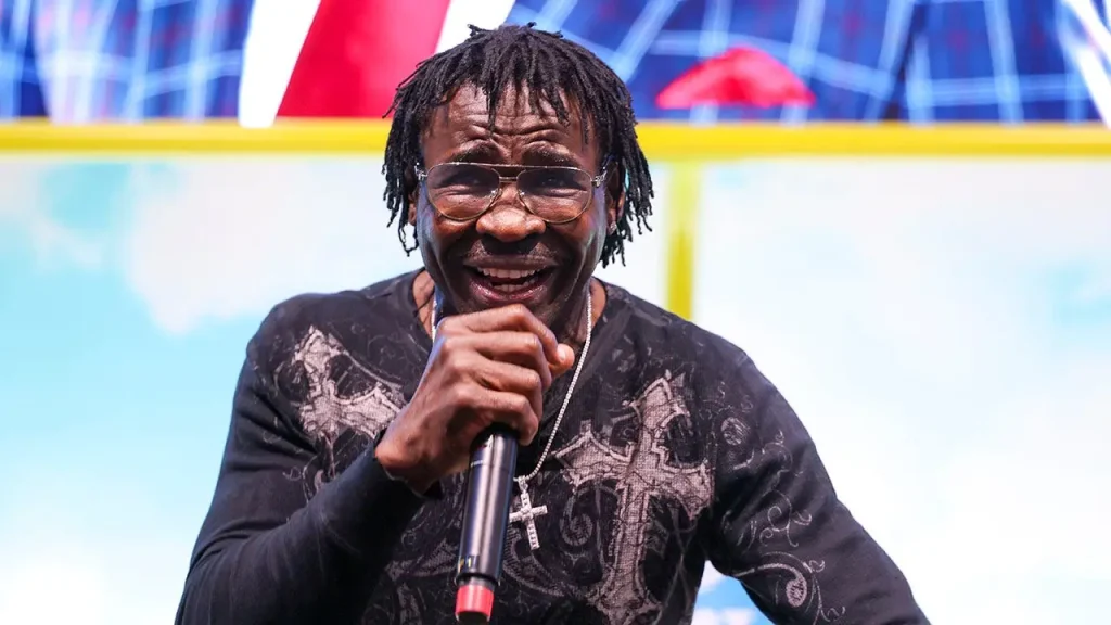 Michael Irvin wins over skeptical Eagles fans at a Philadelphia bar before the Home Run Derby