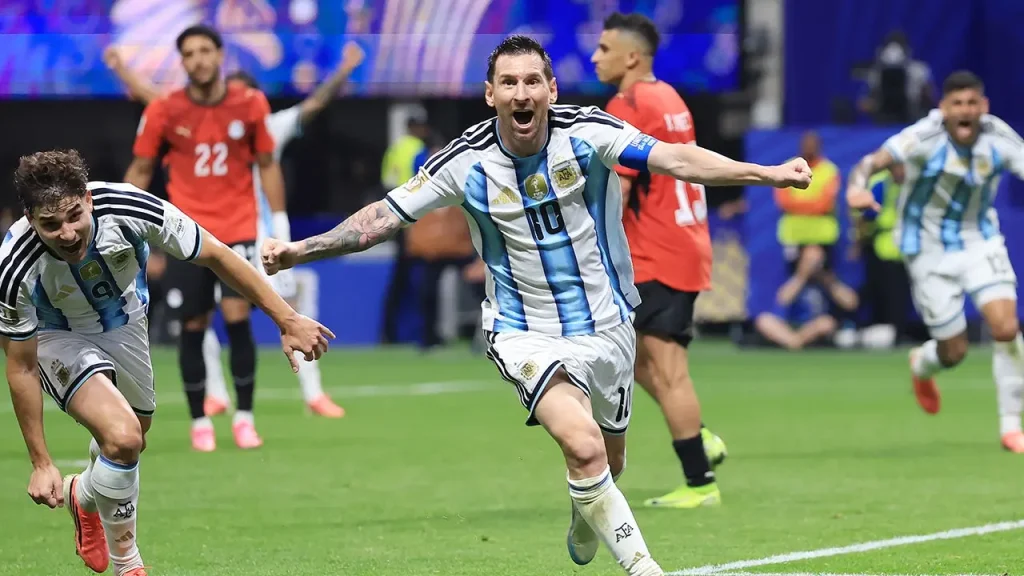 Passenger on plane gains attention for streaming Argentina's incredible World Cup comeback for everyone onboard