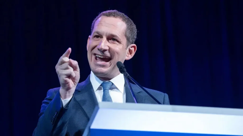 San Francisco Mayor Daniel Lurie receives a 74% approval rating in a survey.