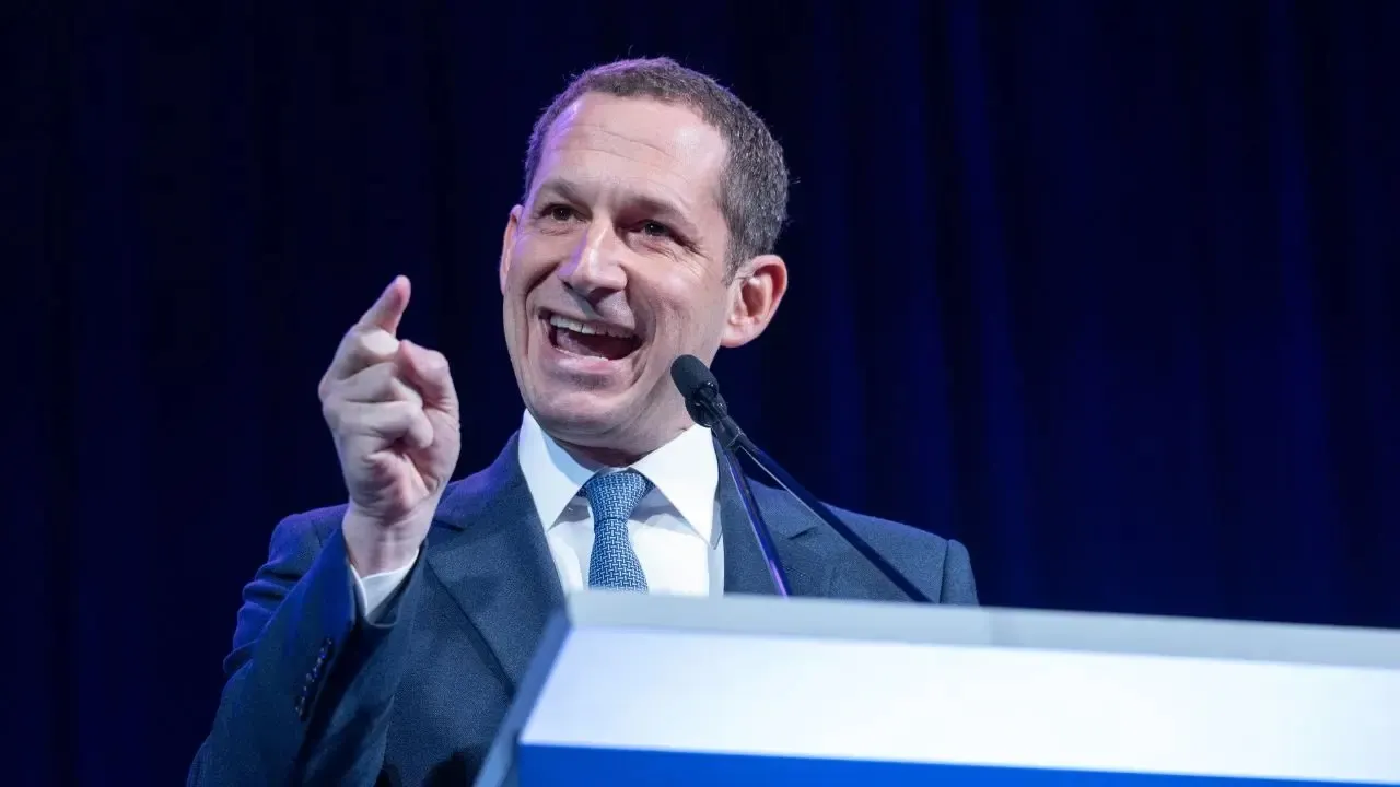 San Francisco Mayor Daniel Lurie receives a 74% approval rating in a survey.
