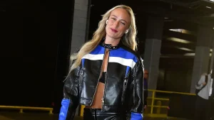 Sophie Cunningham amazes the Internet with her Phoenix outfit, a new fantasy football penalty, and ribs.