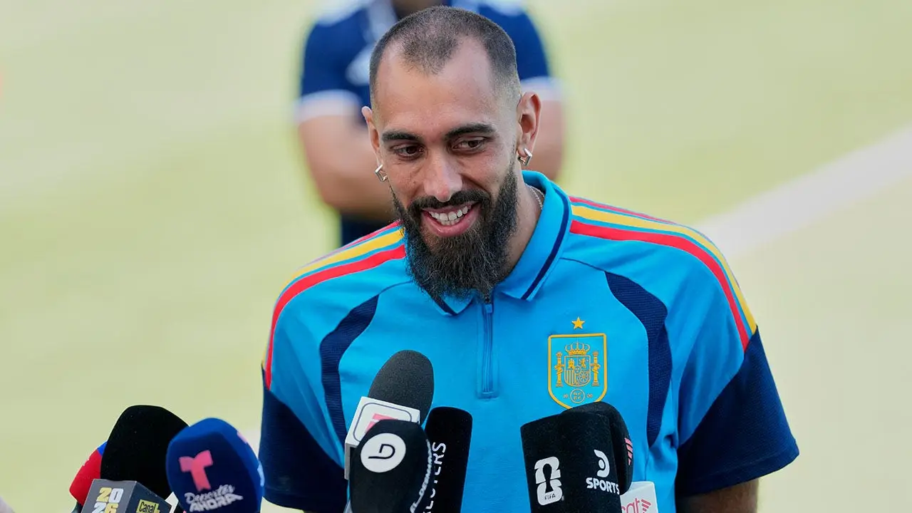 Spain's goalkeeper Borja Iglesias hesitant to greet Trump.
